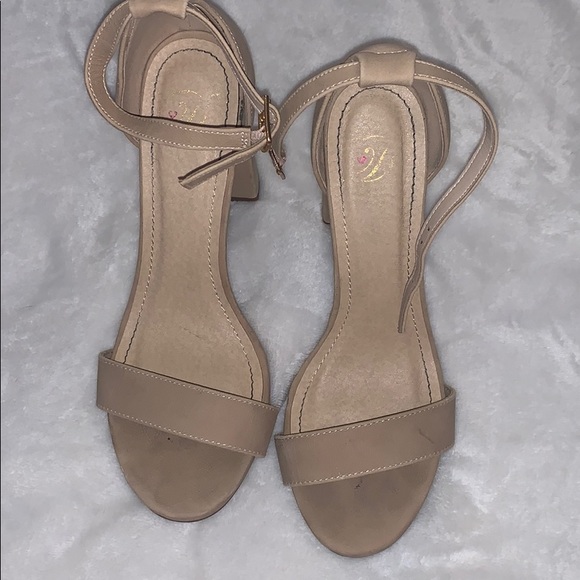 Tan Heels - Picture 2 of 3